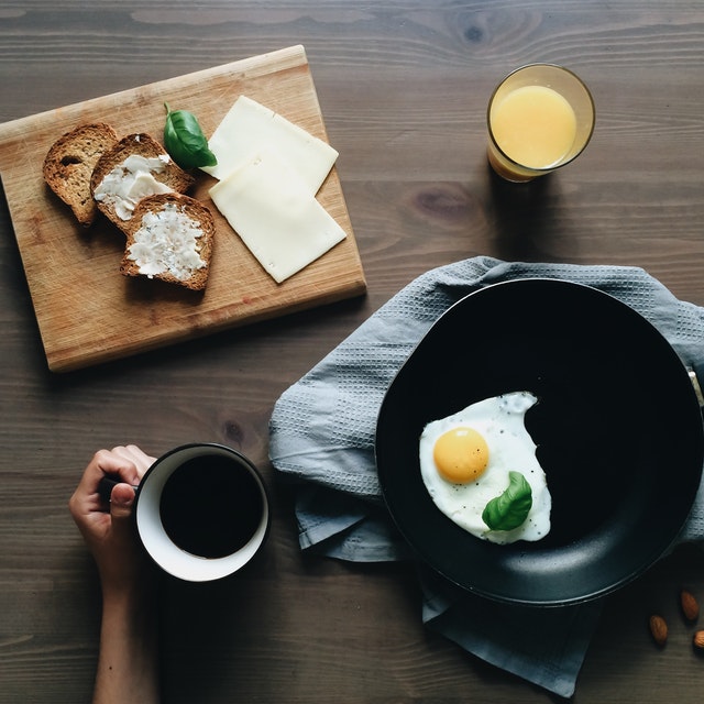 Desayuno americano, con huevos, cafe y tostadas con queso untable