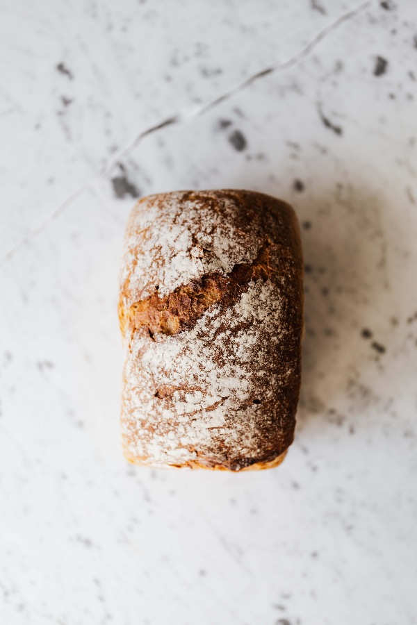 Pan de maiz sobre una mesada de marmol blanca grisácea